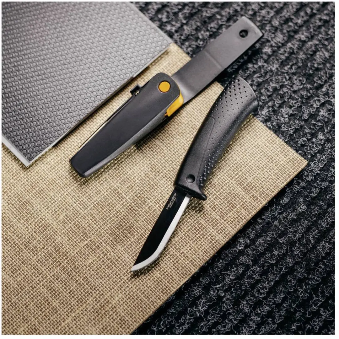Fiskars 1023617 Bouwmes - Ingebouwde Slijper - Roestvrijstalen Lemmet - Zwart/Oranje