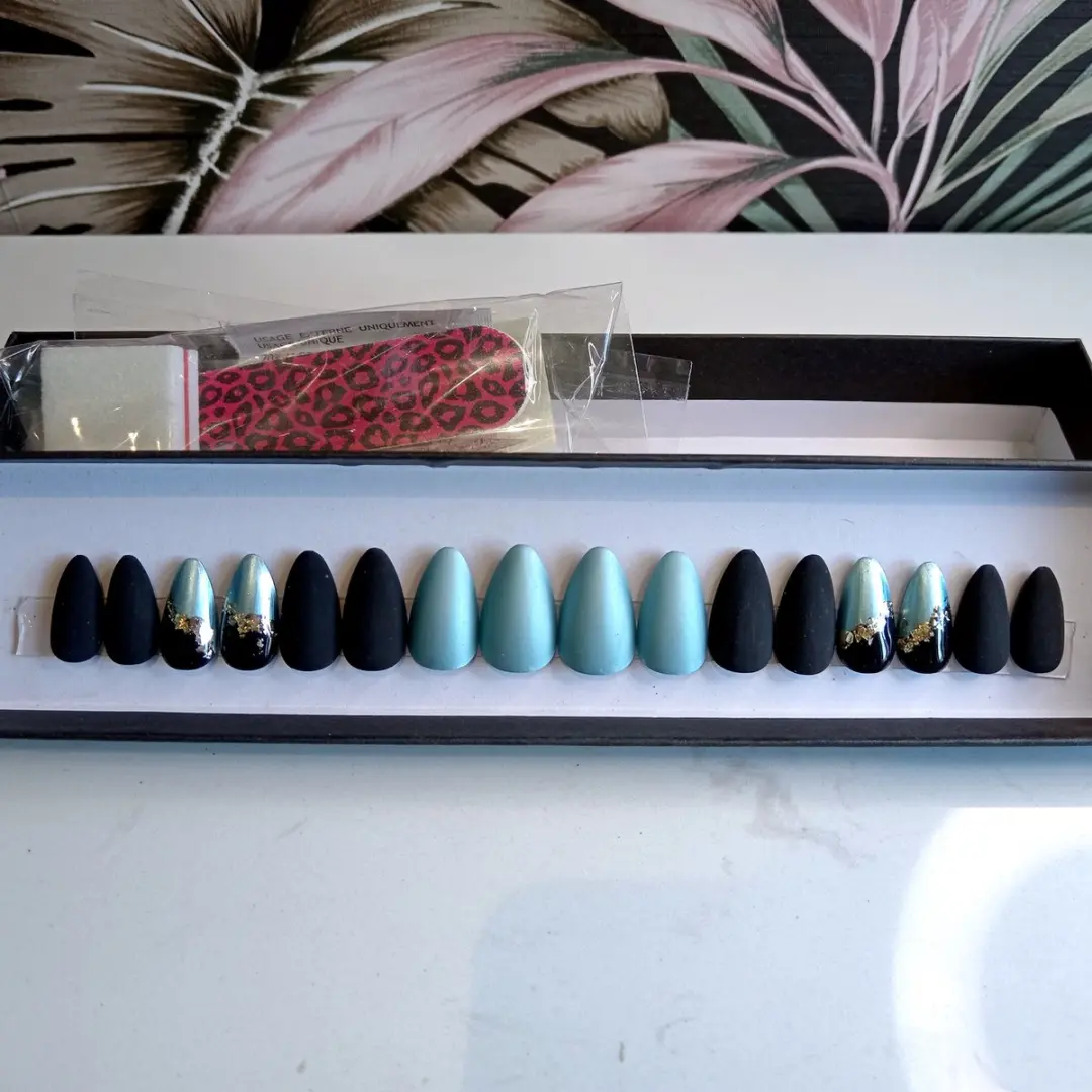 SD Press on Nails No. 64 Black & Blue Stiletto - 20 Stuks
