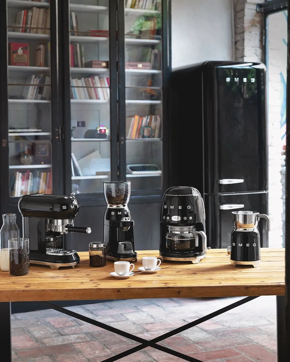 Smeg DCF02BLEU Filterkoffiemachine - 10 Kopjes - 1,4L - Zwart