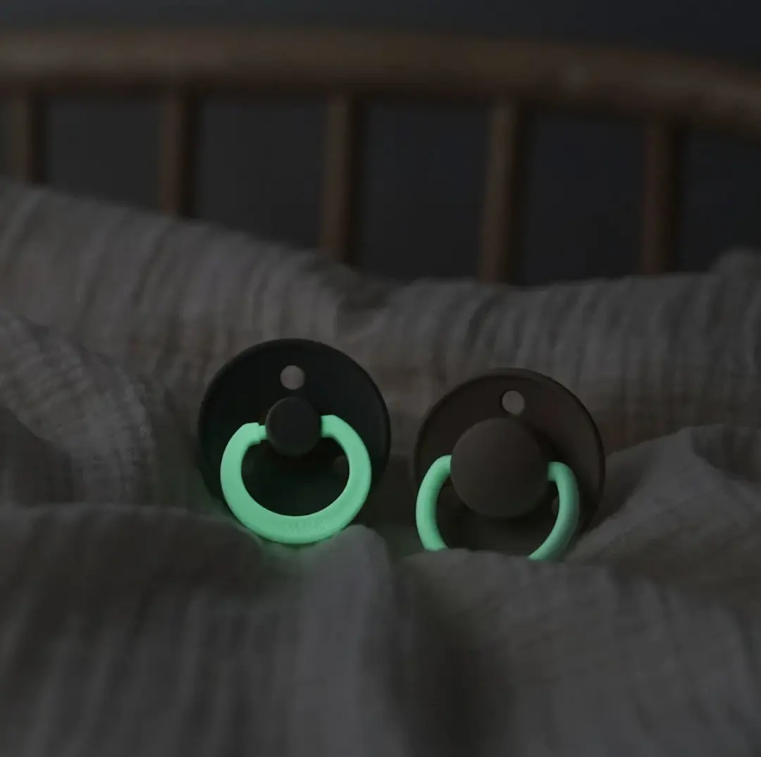 BIBS Glow in the Dark Fopspeen Maat 1 - Blush Glow/Vanilla Glow