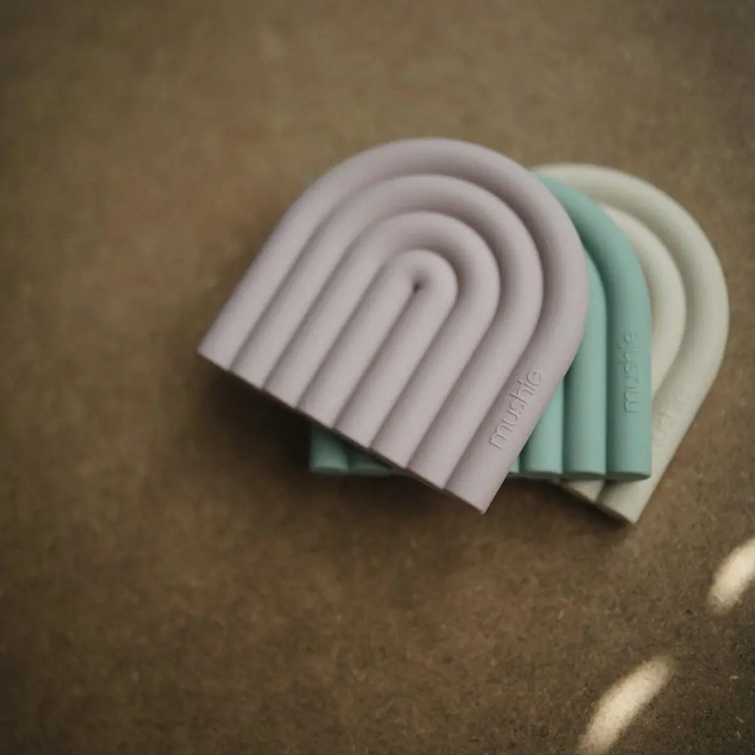 Mushie Rainbow Bijtring Shifting Sand
