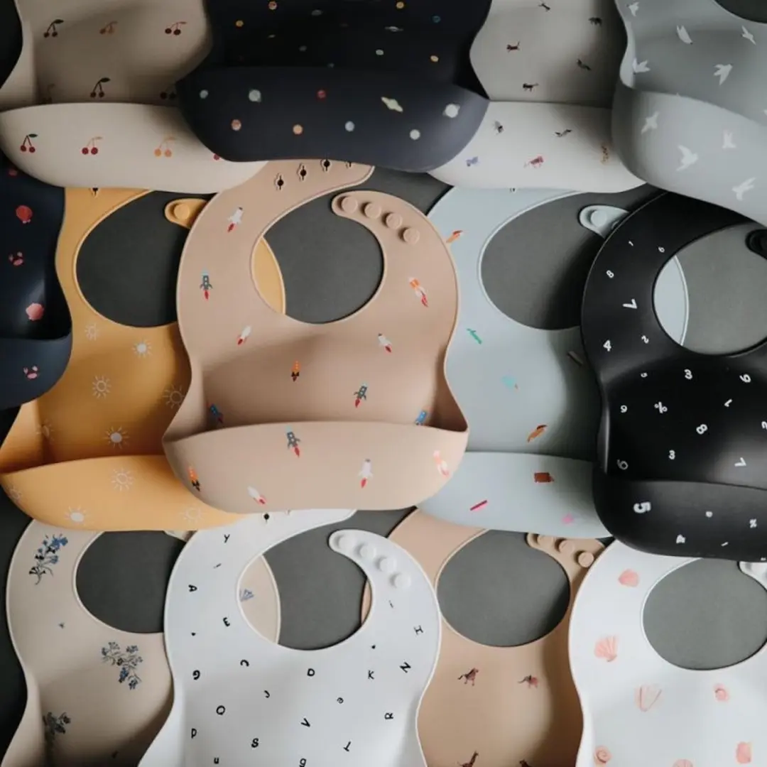 Mushie Siliconen Baby Slabbetje met Opvangbakje - Zwart