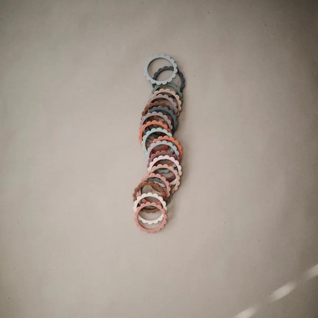 Mushie Bloemen Bijtring Armband Dove Gray - 3 Stuks - afbeelding 6 van 6