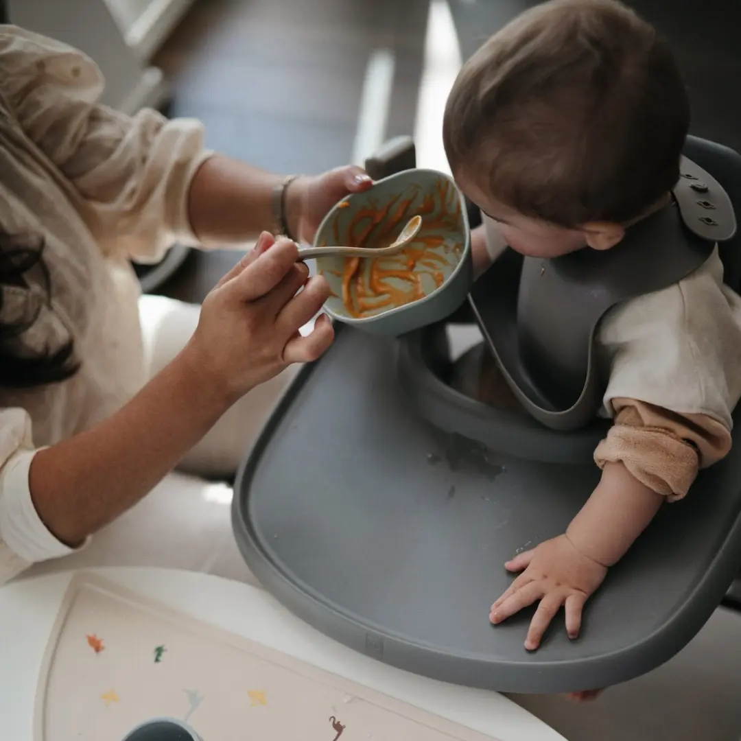 Mushie Siliconen Baby Slabbetje Sparrow - Paars