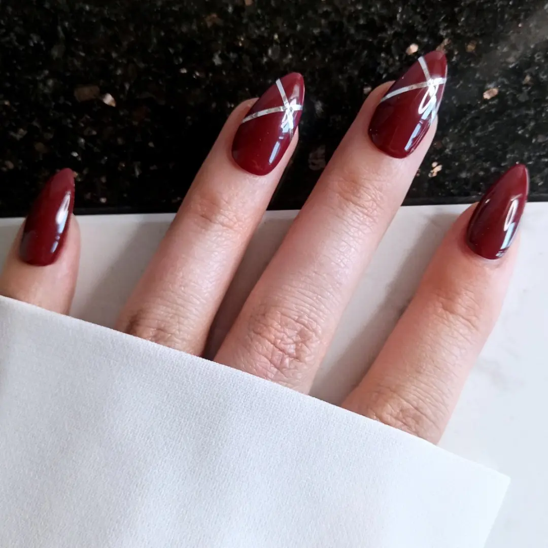 SD Press on Nails B-220 Plaknagels - Donkerrood met Zilveren Streepjes - 20 Stuks
