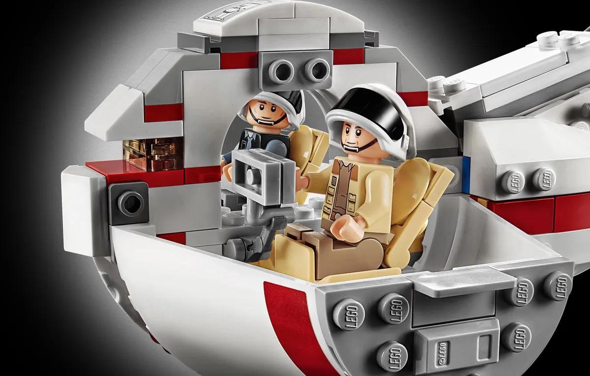 LEGO Star Wars Tantive IV - 1768 Stukken - 5 Minifiguren