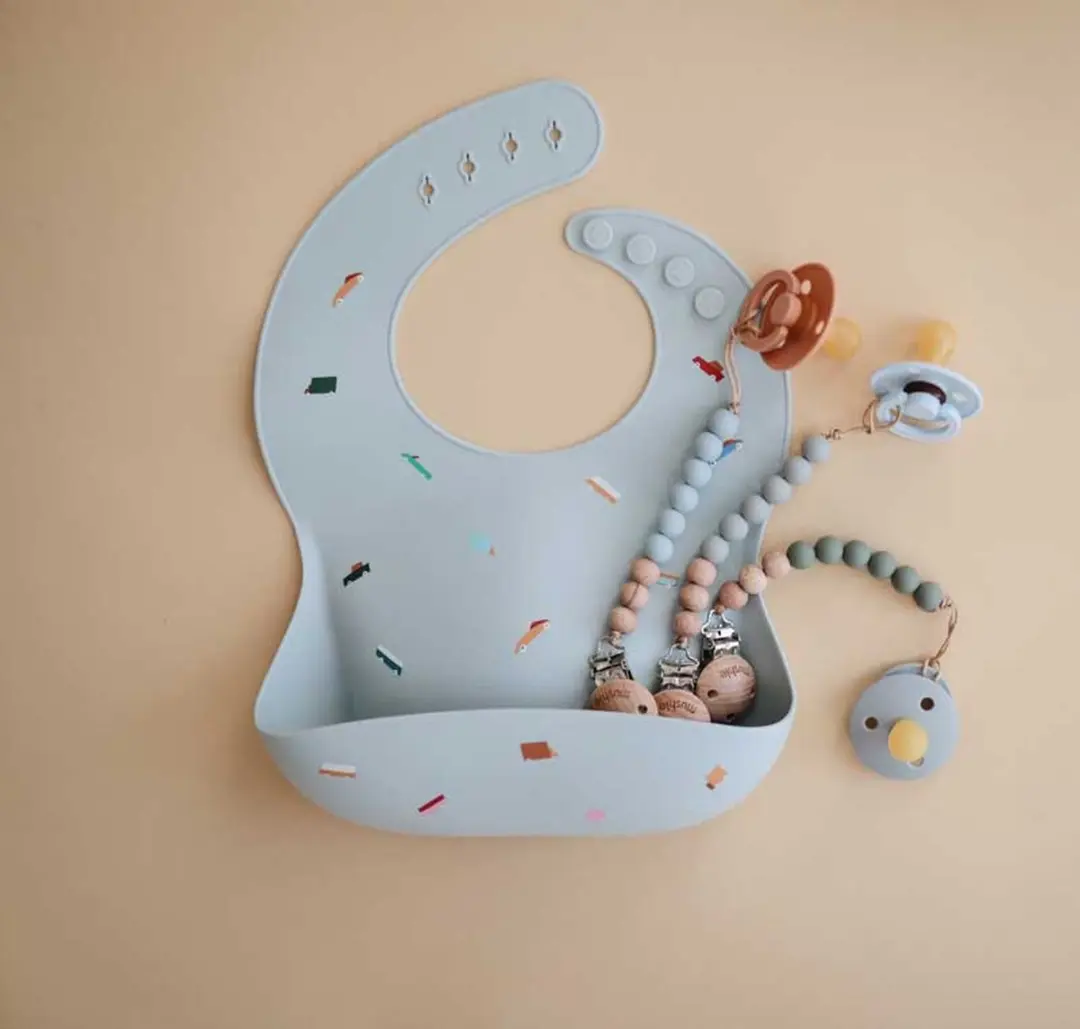 Mushie Siliconen Baby Slabbetje Retro Cars - Grijs