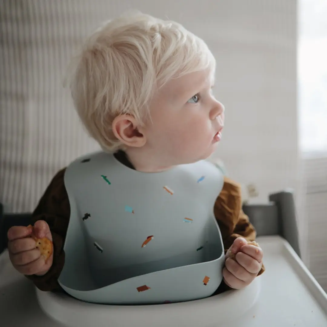 Mushie Siliconen Baby Slabbetje Retro Cars - Grijs