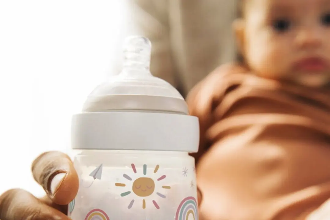 Mepal Mio Babyfles 240ml - Anti-koliek - Siliconen - Sunshine & Rainbow