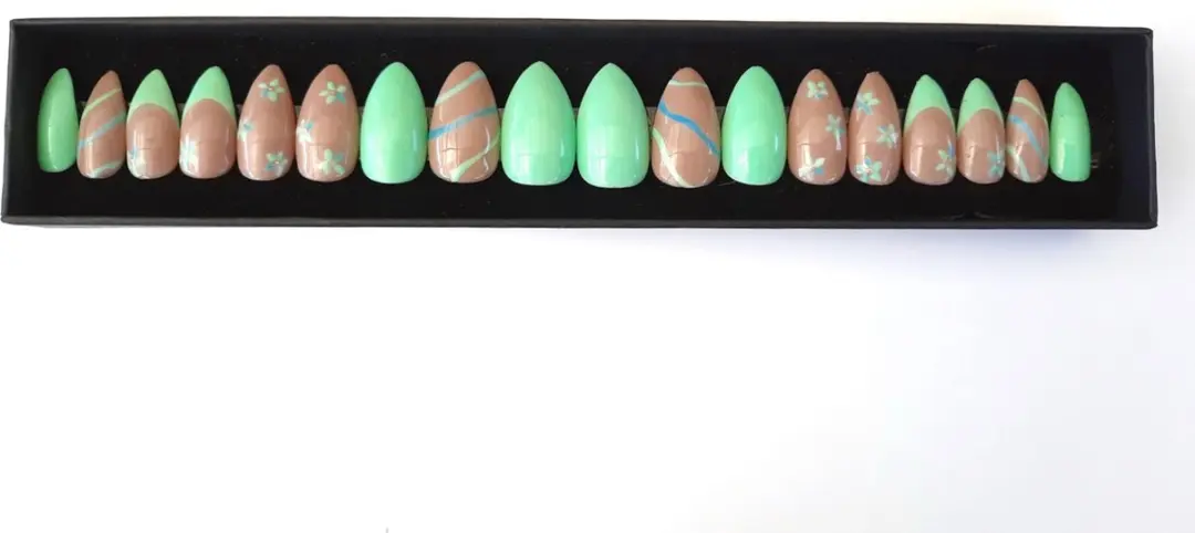 SD Press on Nails No. 35 Flowers Medium Stiletto - Pastel Groen - 20 Stuks