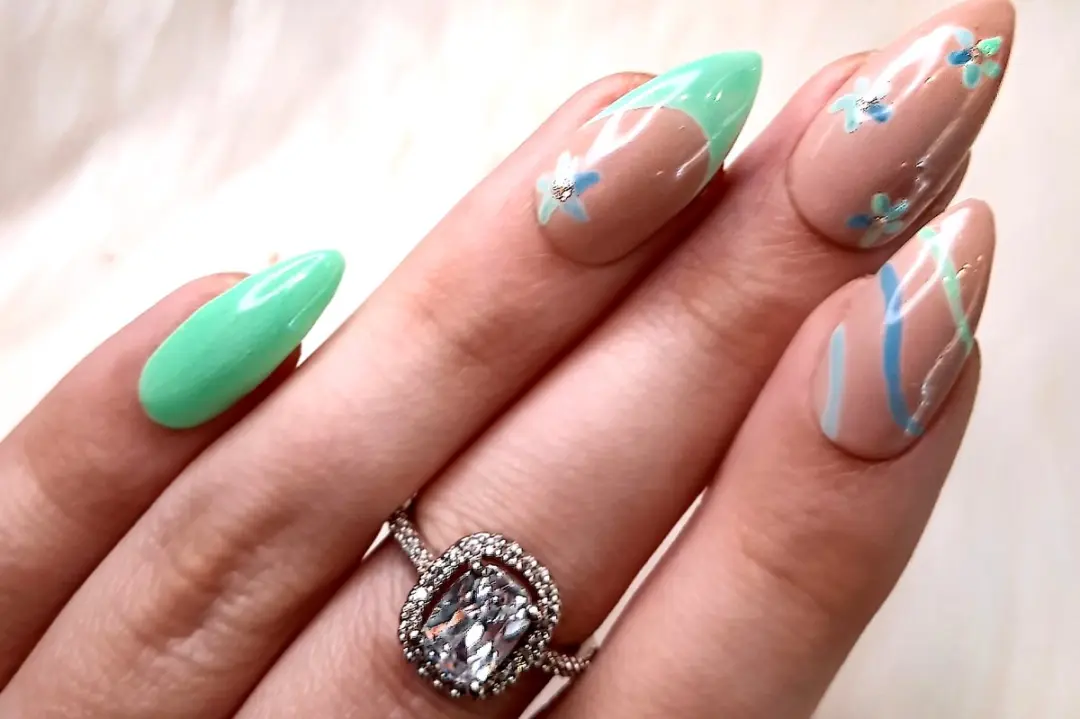 SD Press on Nails No. 35 Flowers Medium Stiletto - Pastel Groen - 20 Stuks