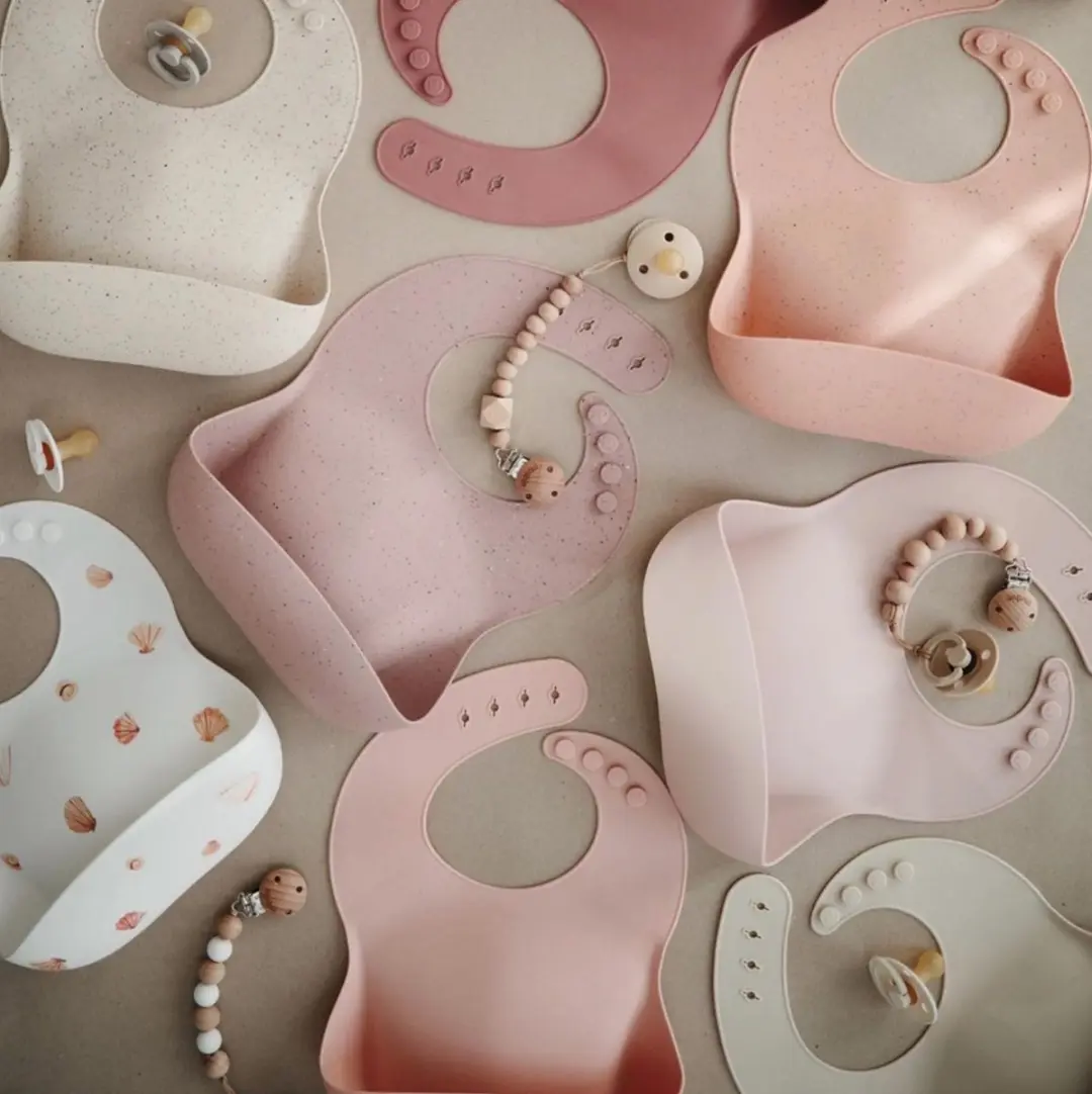 Mushie Siliconen Baby Slabbetje met Opvangbakje - Blush