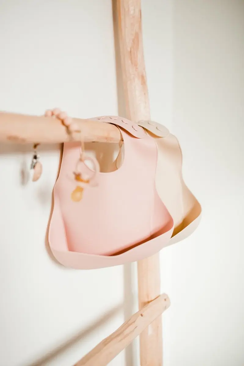 Mushie Siliconen Baby Slabbetje met Opvangbakje - Blush