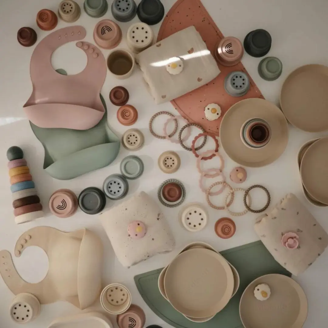 Mushie Siliconen Baby Slabbetje met Opvangbakje - Blush