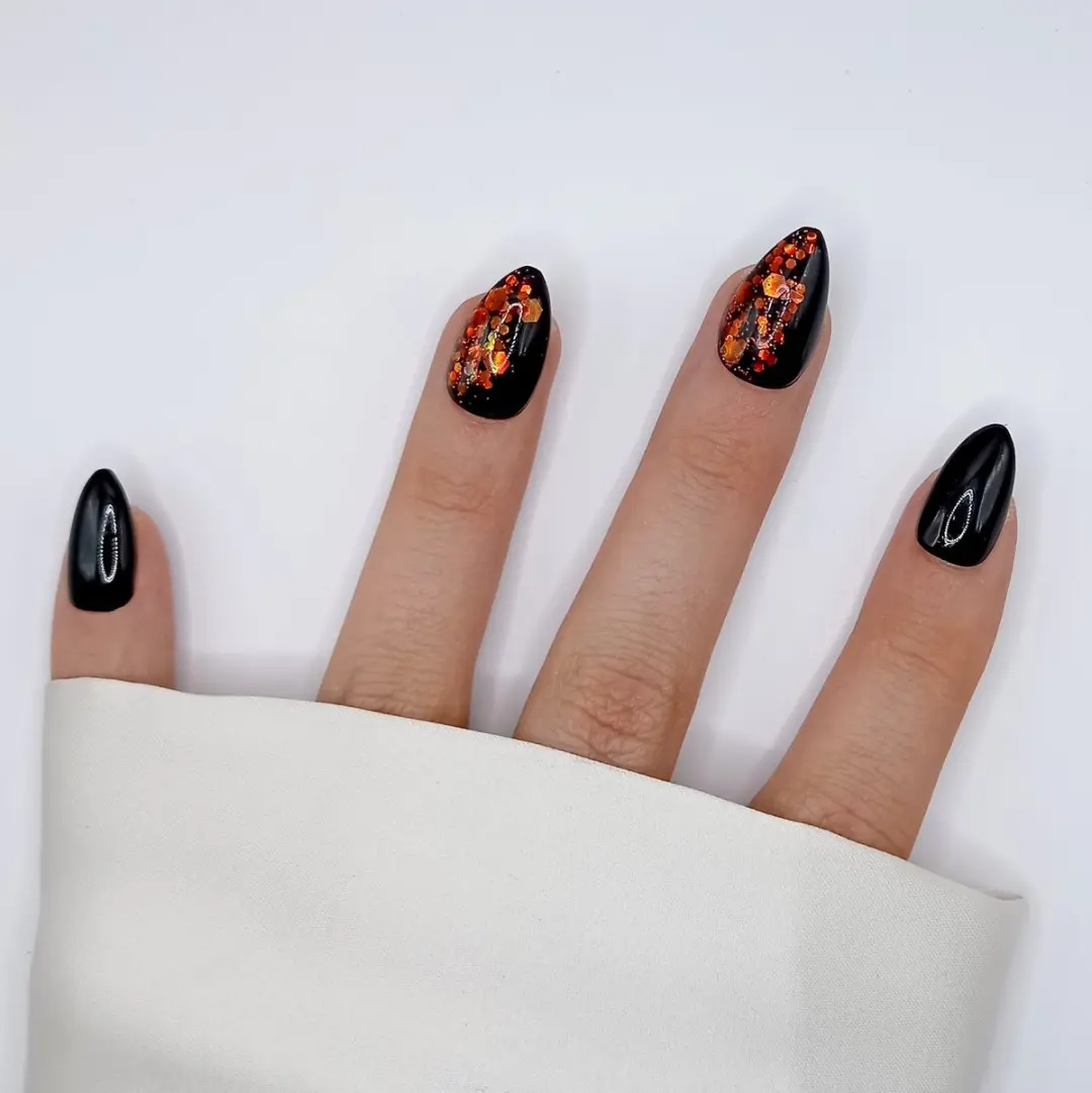 SD Press on Nails No. 23 Falling Medium Stiletto - 20 Stuks - Zwart Oranje Glitter