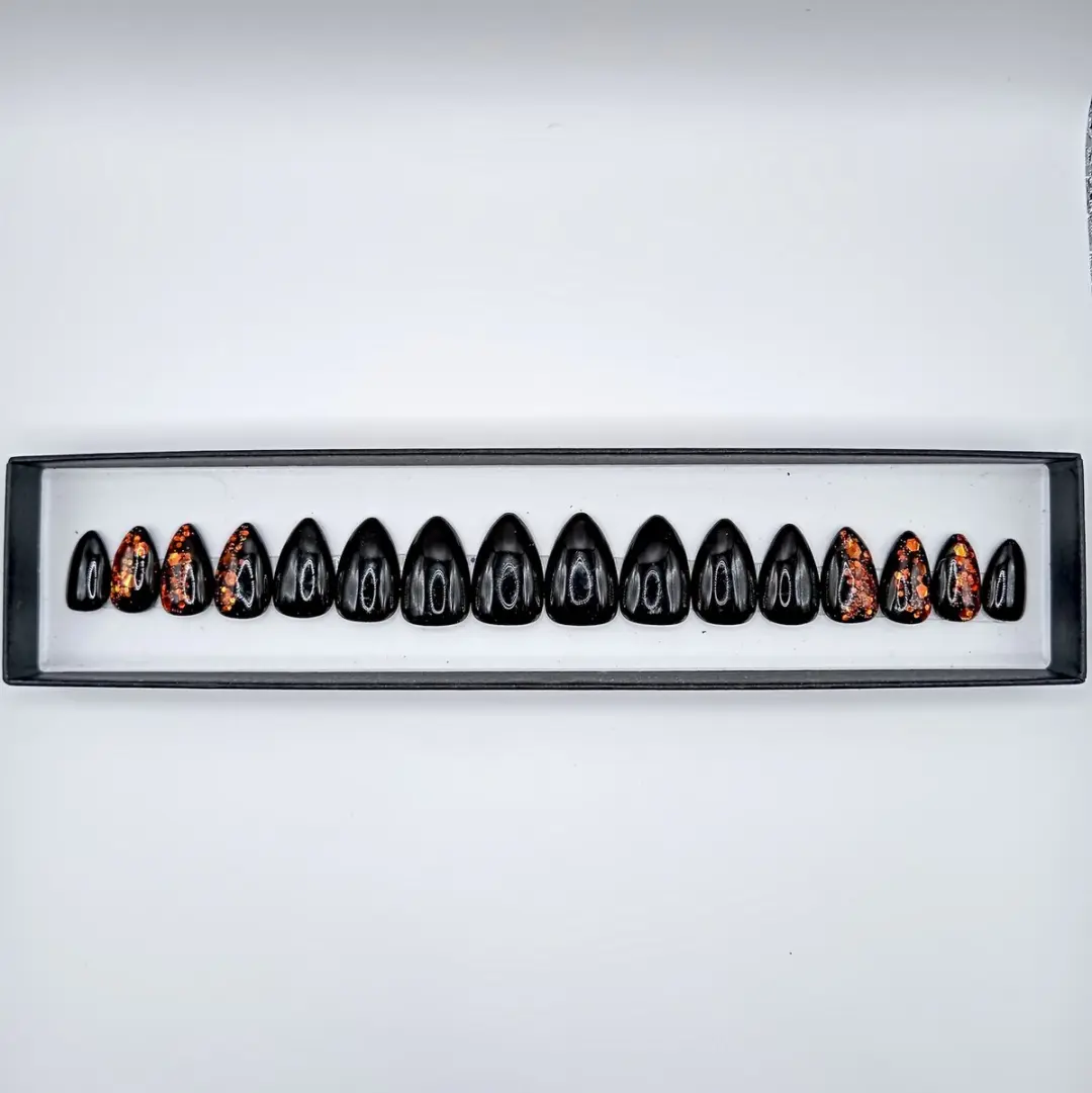 SD Press on Nails No. 23 Falling Medium Stiletto - 20 Stuks - Zwart Oranje Glitter