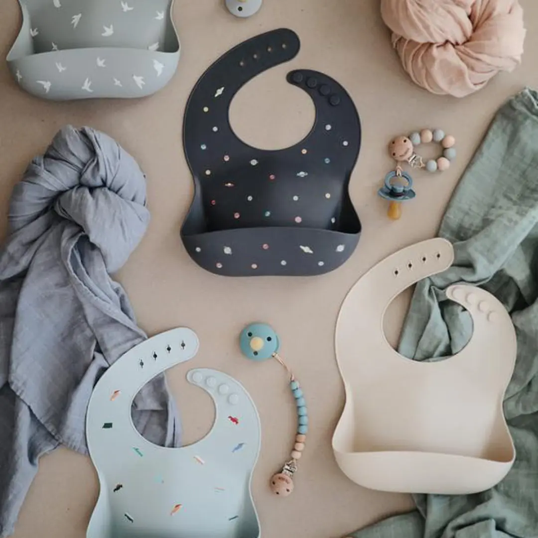Mushie Siliconen Baby Slabbetje Planets - Donkerblauw