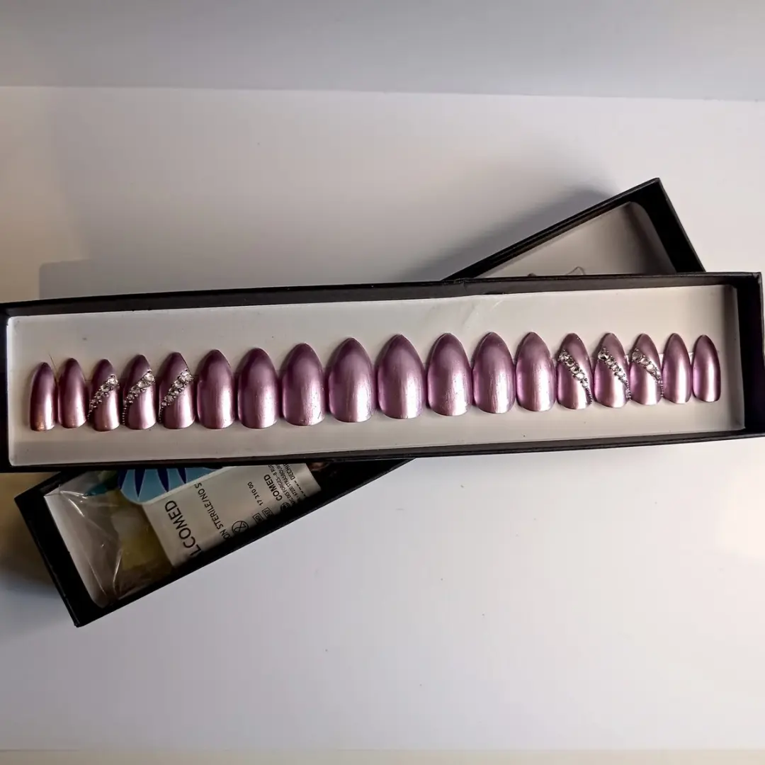 SD Press on Nails Wonderland No. 56 Medium Stiletto Metallic Roze - 20 Stuks