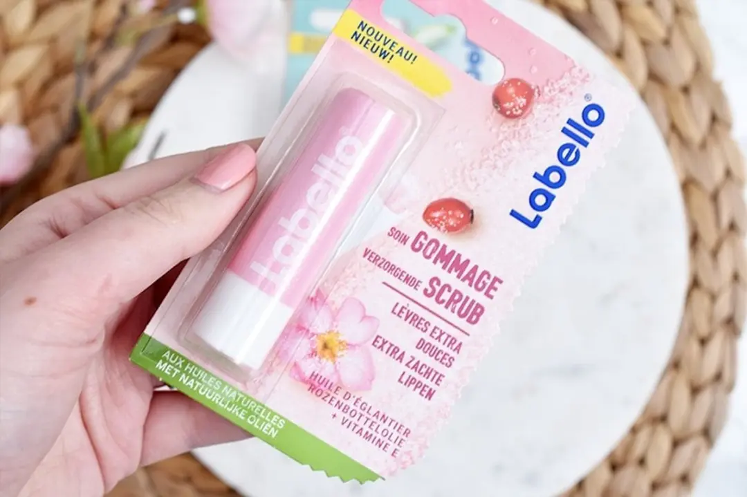 Labello Caring Scrub Rozenbottel Olie Lippenbalsem 4,8ml
