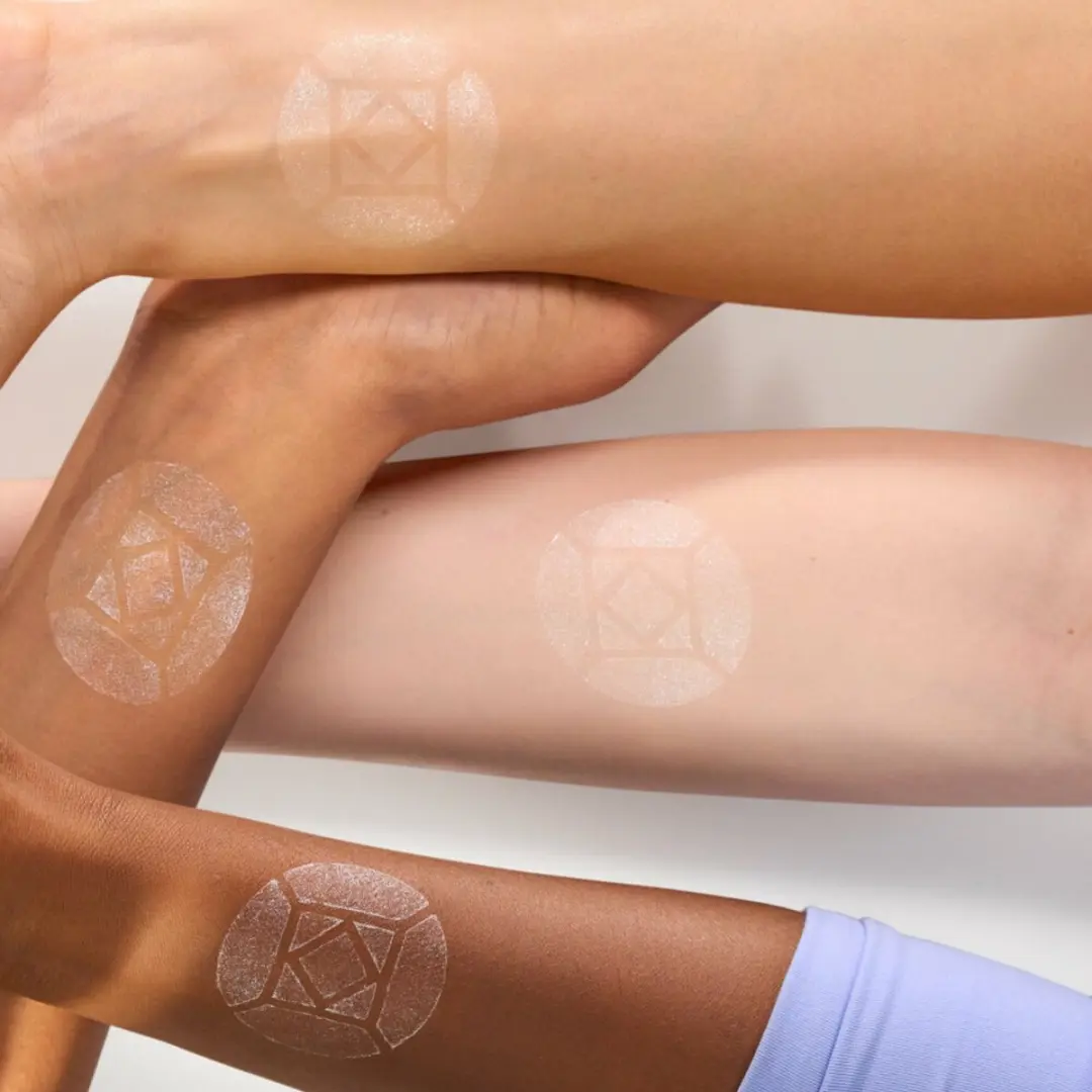 Essence Baby Got Diamond Highlighter Stick 5,4g - afbeelding 6 van 6