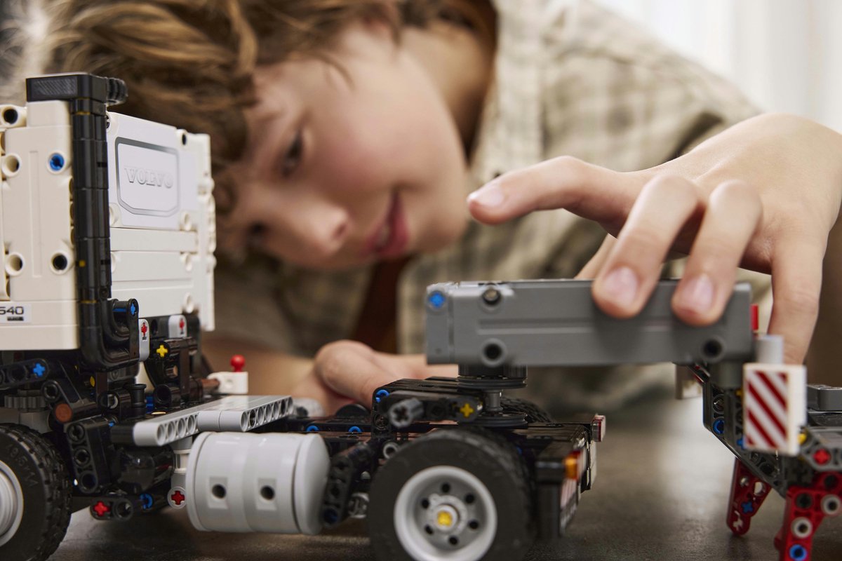 LEGO Technic Volvo FMX truck & EC230 elektrische graafmachine 42175