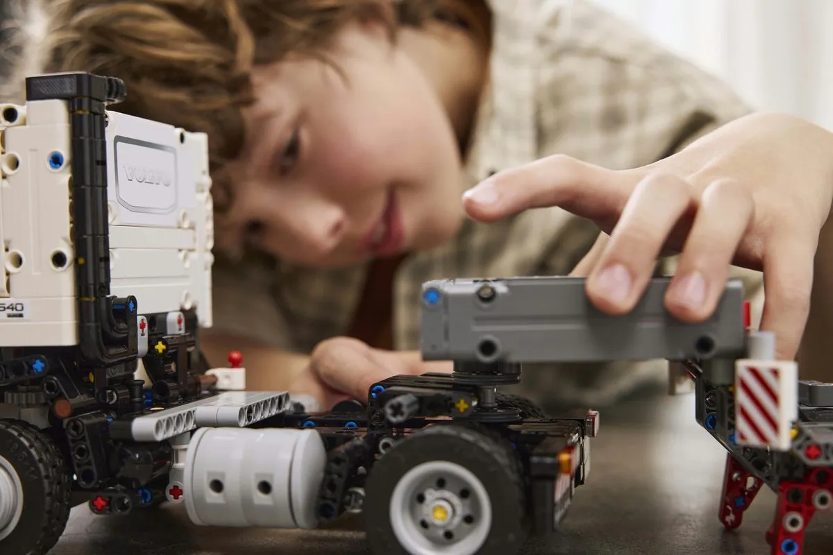 LEGO Technic Volvo FMX & EC230 Bouwset 42175 - 2274 Stukken - Meerkleurig
