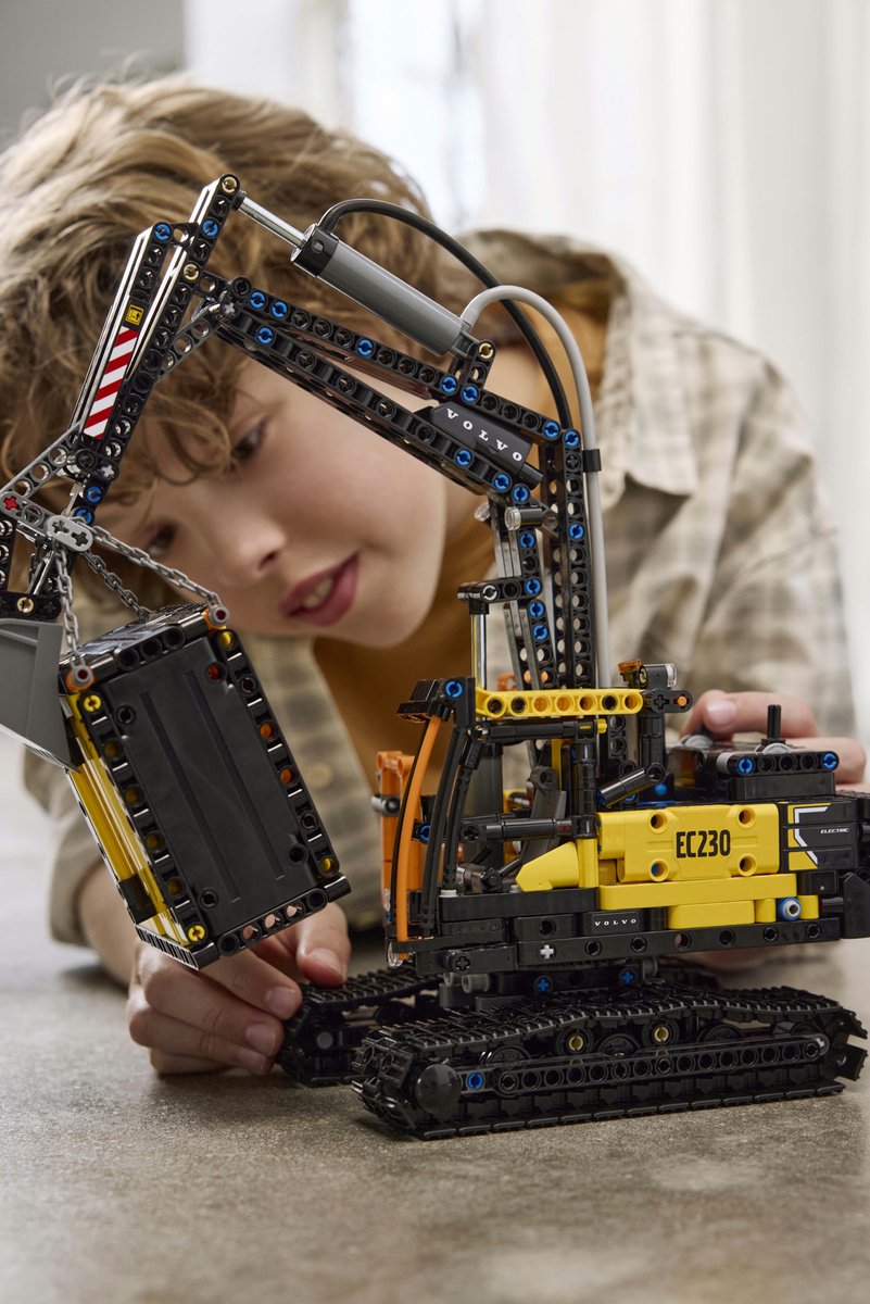 LEGO Technic Volvo FMX truck & EC230 elektrische graafmachine 42175