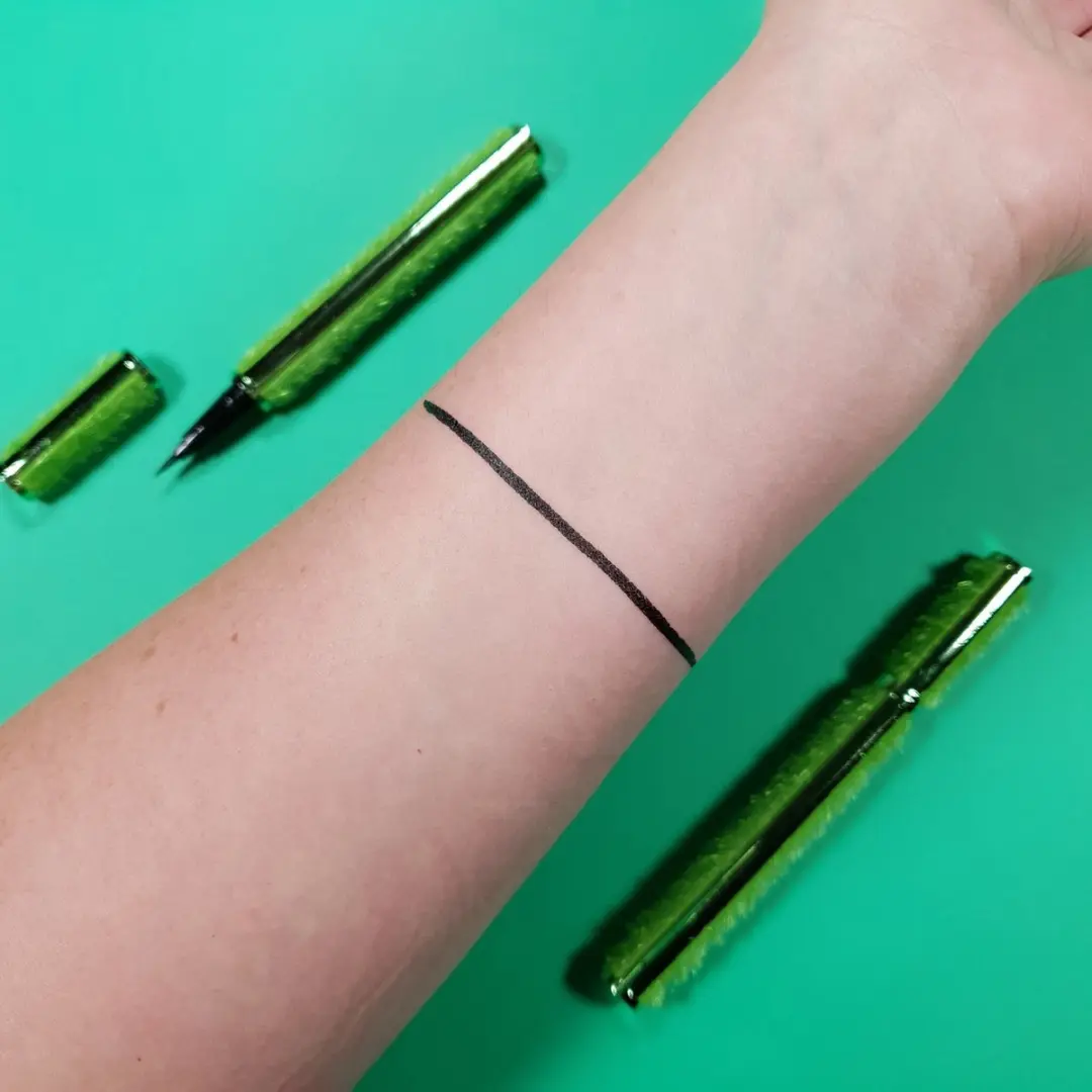 Makeup Revolution x The Grinch Resting Grinch Face Liquid Eyeliner - Zwart