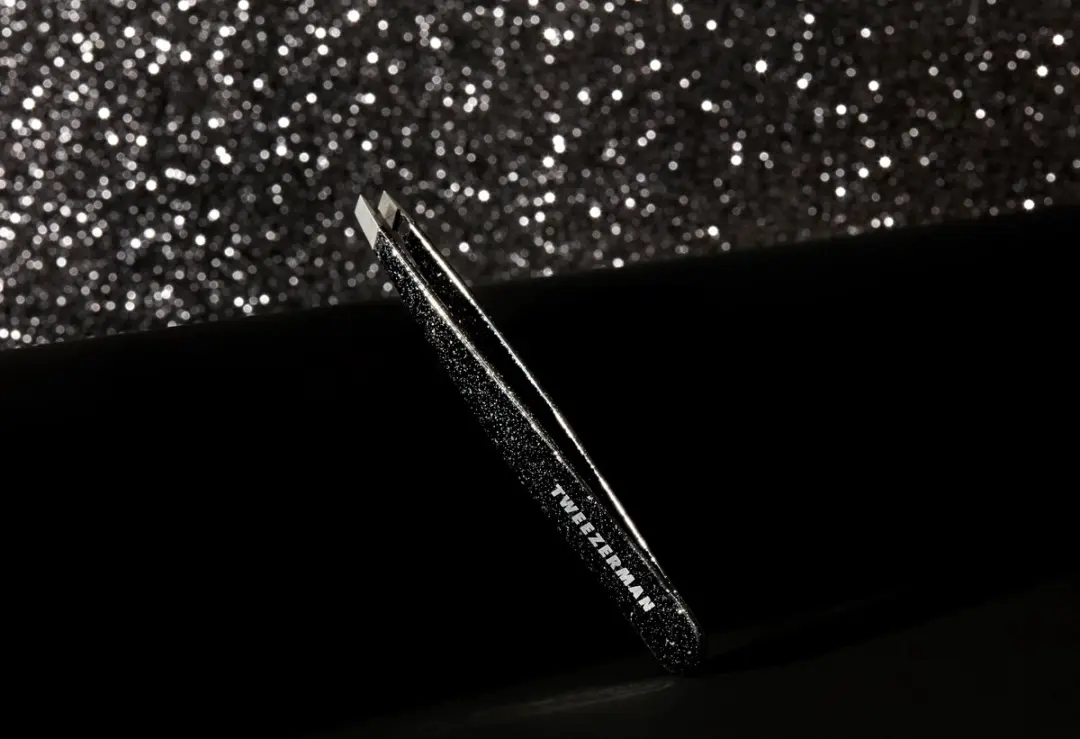 Tweezerman Slant Dusted Onyx Wenkbrauwpincet - Zwart Glitter