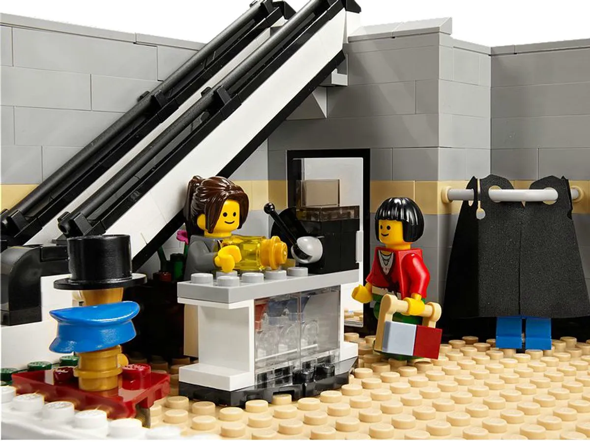 LEGO 10211 Groot Warenhuis - 2182 Stukken - 7 Minifiguren