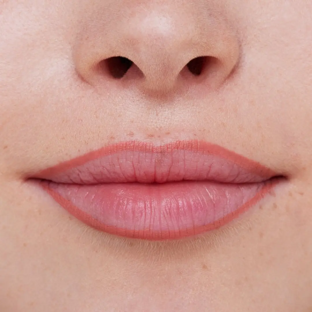 Essence Lippenpotlood 8H Matte Comfort 03 Soft Beige - afbeelding 6 van 6