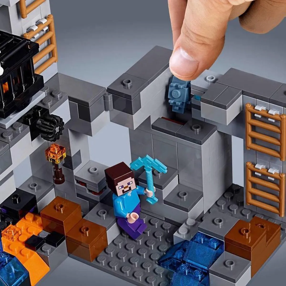 LEGO Minecraft Bedrock Avonturen 21147 - 644 Stenen - 2 Minifiguren