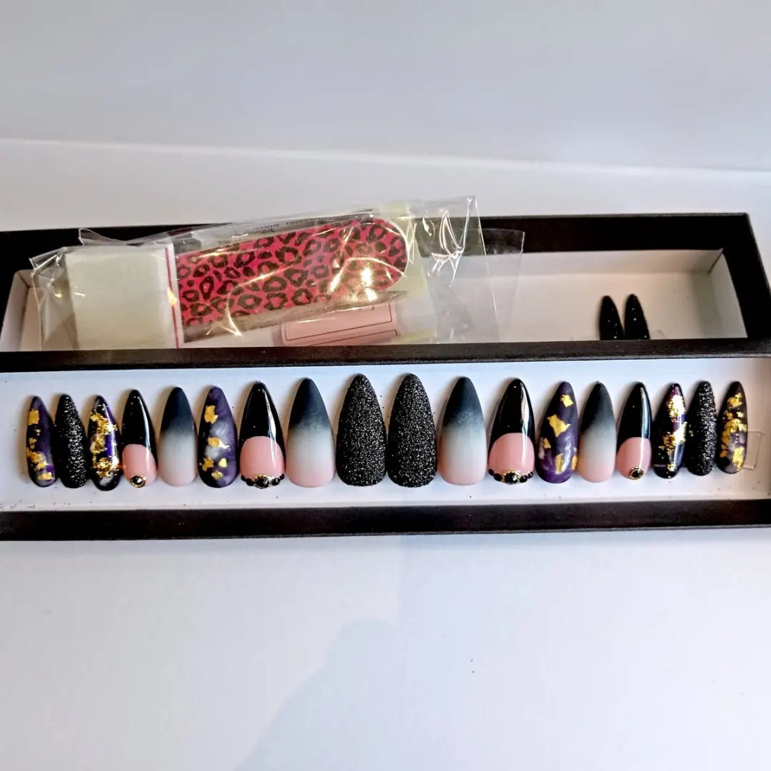 SD Press on Nails No. 117 Bewitched XL Stiletto - Paars-Zwart - 20 Stuks