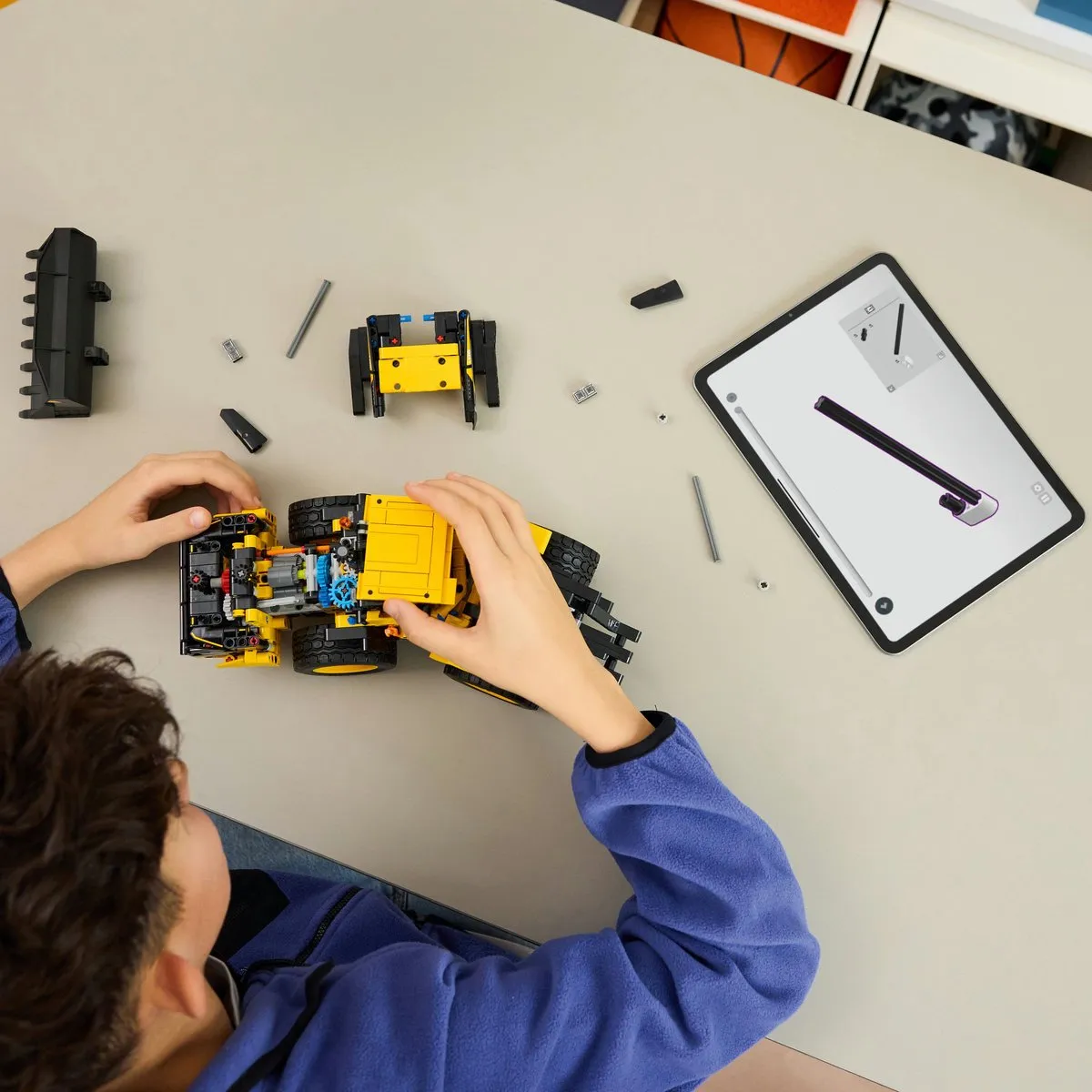 LEGO Technic 42209 Volvo L120 Electric Wiellader - 973 Stukken - afbeelding 6 van 6
