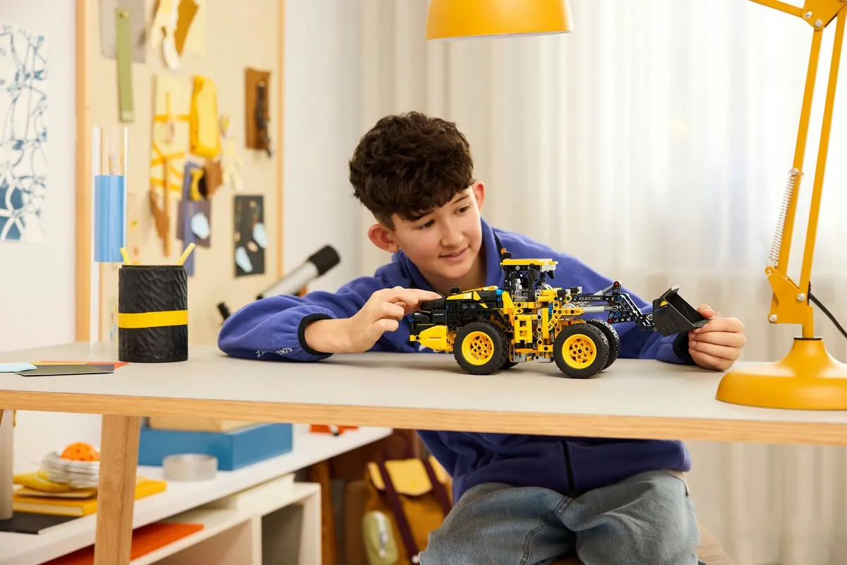 LEGO Technic 42209 Volvo L120 Electric Wiellader - 973 Stukken