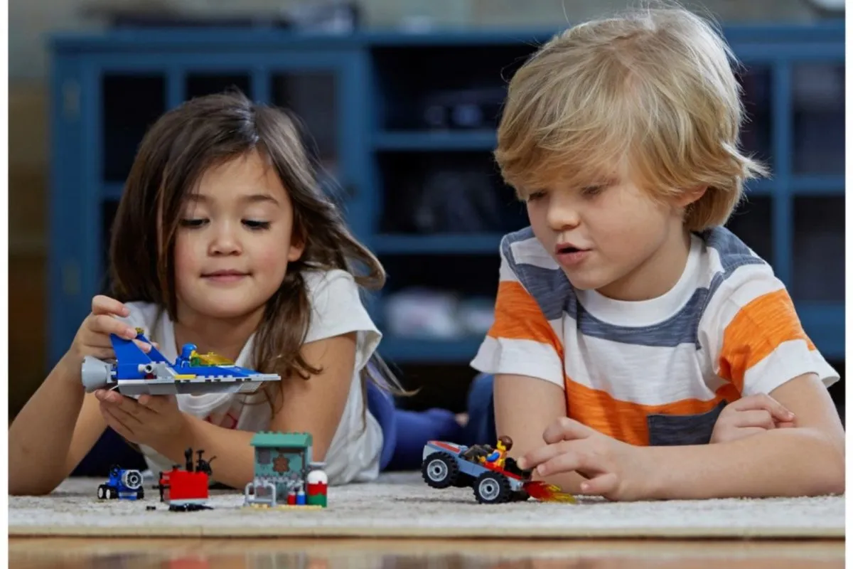 LEGO 4+ The Movie 2 Emmet & Benny Bouwset 70821 - Paars - afbeelding 2 van 6