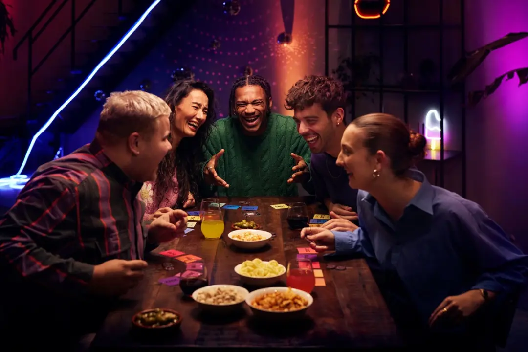 Hitster Guilty Pleasures Partyspel - Nederlandstalig - 10 Spelers