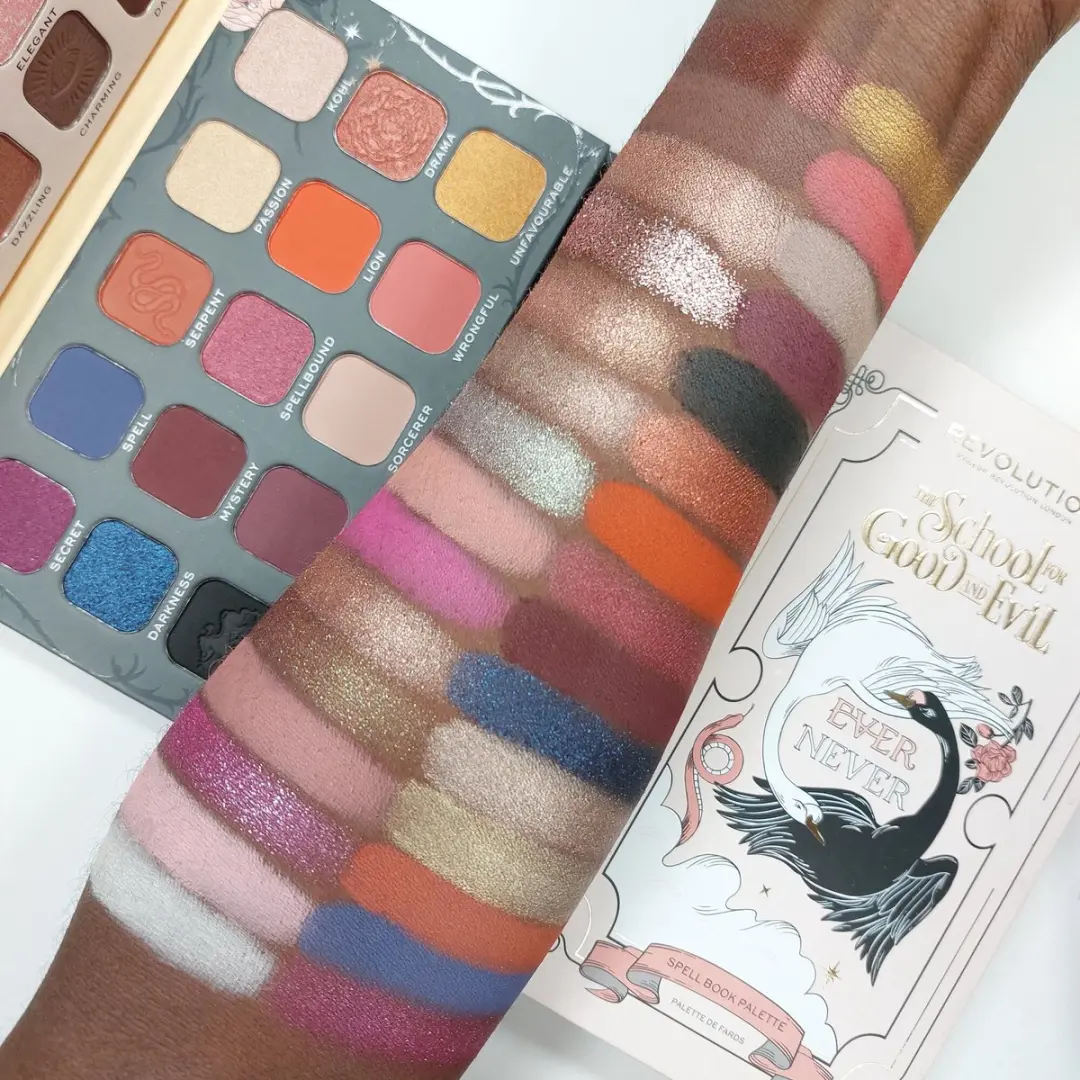 Makeup Revolution x The School Of Good & Evil Spell Book Oogschaduw Palette - 30 Kleuren