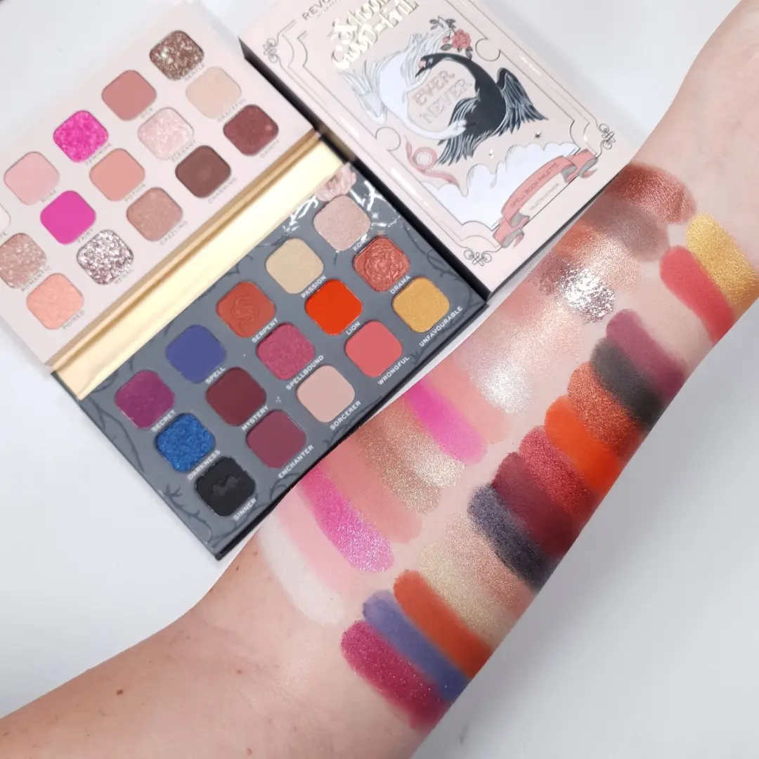 Makeup Revolution x The School Of Good & Evil Spell Book Oogschaduw Palette - 30 Kleuren