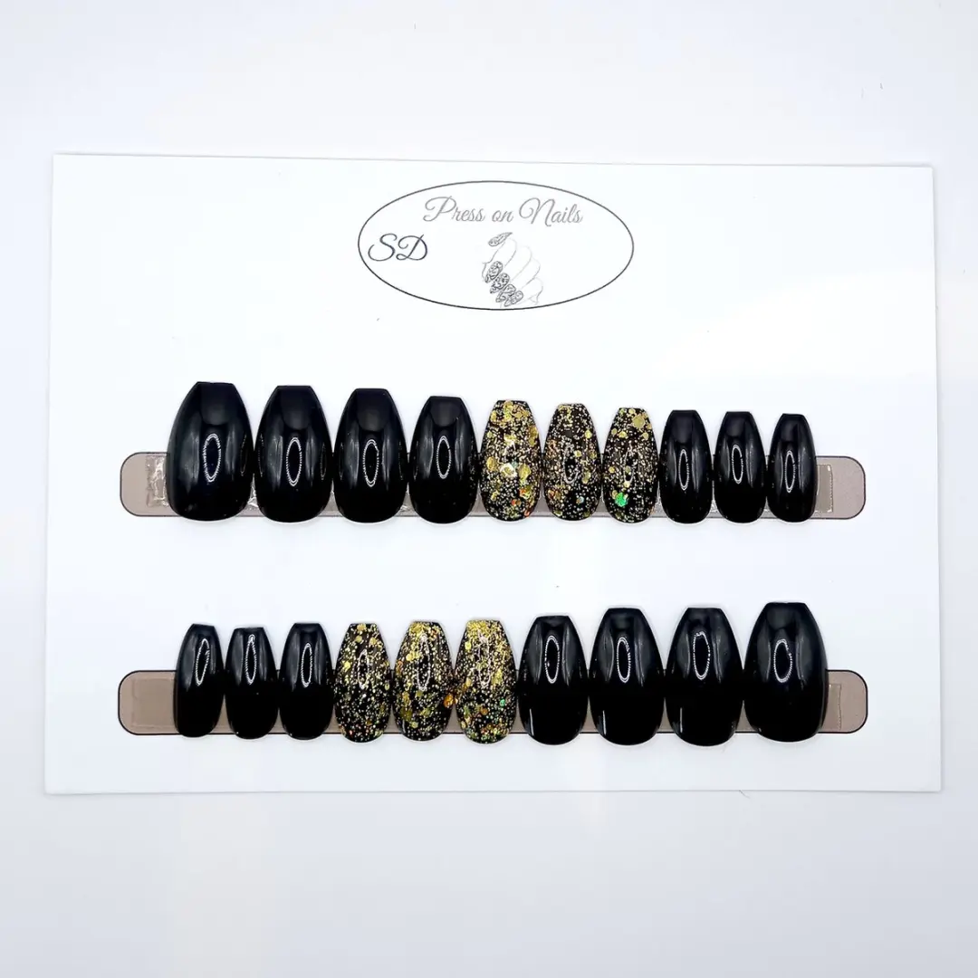 SD Press on Nails B-17 Plaknagels - 20 Stuks - Zwart/Goud - Medium Coffin