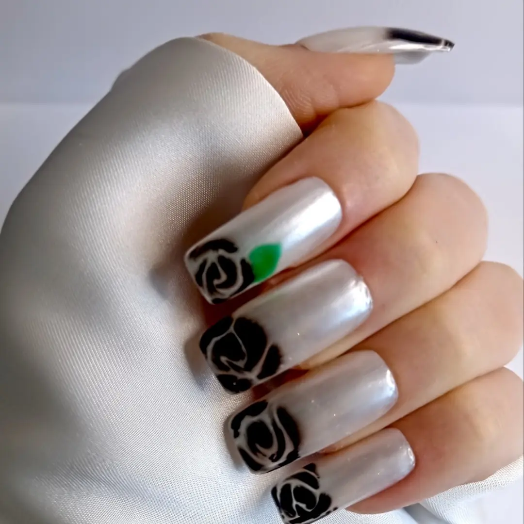 SD Press on Nails No. 1 Bed Of Roses Plaknagels - 20 Stuks - Pearly/Wit met Zwarte Rozen