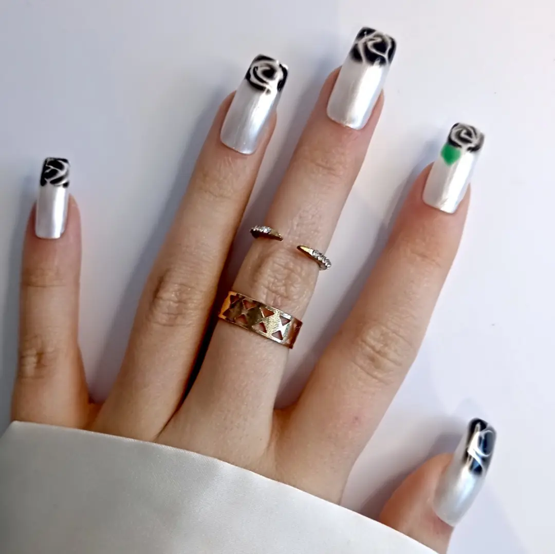 SD Press on Nails No. 1 Bed Of Roses Plaknagels - 20 Stuks - Pearly/Wit met Zwarte Rozen - afbeelding 6 van 6