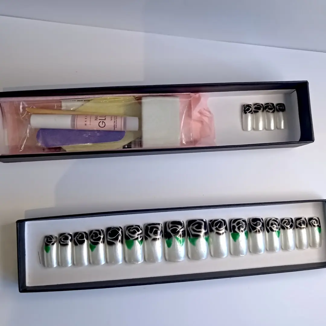 SD Press on Nails No. 1 Bed Of Roses Plaknagels - 20 Stuks - Pearly/Wit met Zwarte Rozen