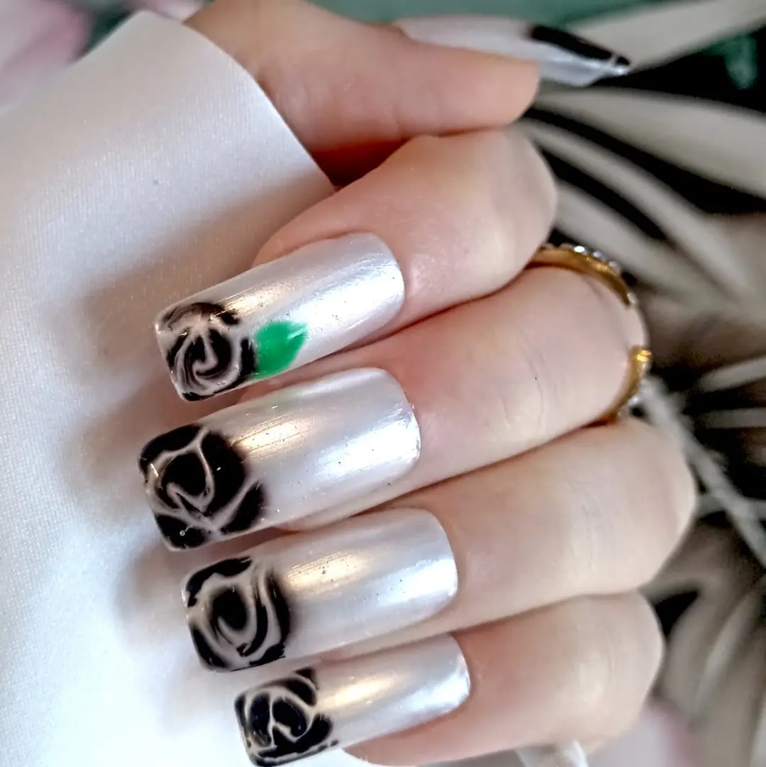 SD Press on Nails No. 1 Bed Of Roses Plaknagels - 20 Stuks - Pearly/Wit met Zwarte Rozen
