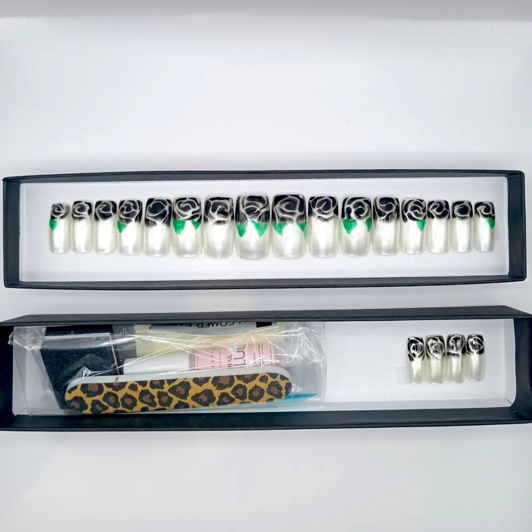 SD Press on Nails No. 1 Bed Of Roses Plaknagels - 20 Stuks - Pearly/Wit met Zwarte Rozen