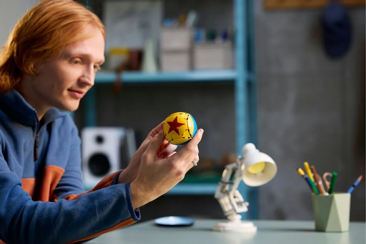 LEGO Ideas Disney Pixar Luxo Jr. 21357 Displaymodel - 613 Stukken - Meerkleurig