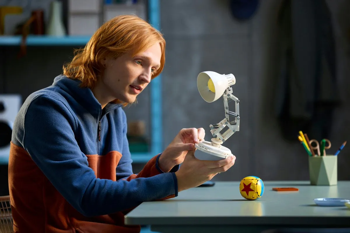 LEGO Ideas Disney Pixar Luxo Jr. 21357 Displaymodel - 613 Stukken - Meerkleurig
