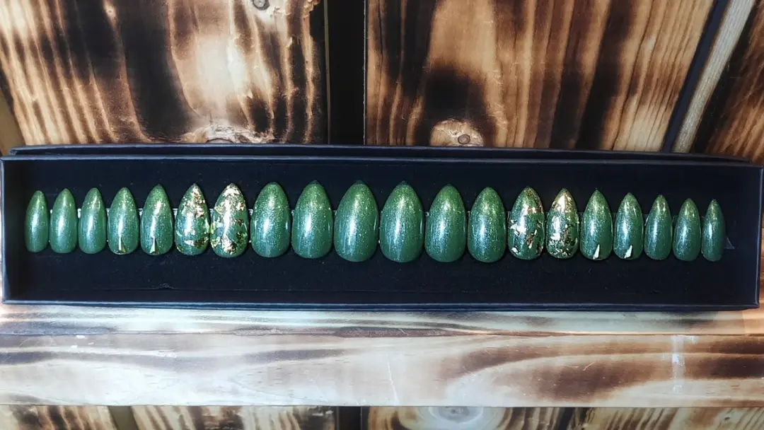 SD Press on Nails No. 57 Mother Earth - 20 Stuks - Medium Stiletto - Groen/Goud