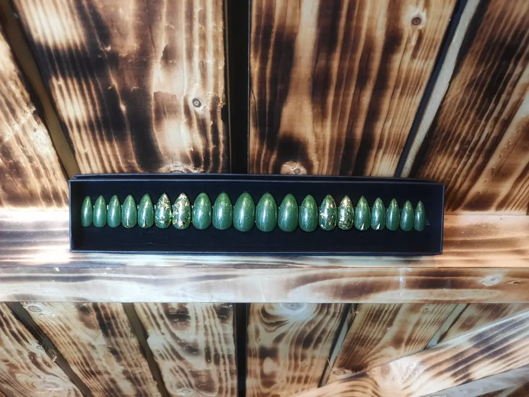 SD Press on Nails No. 57 Mother Earth - 20 Stuks - Medium Stiletto - Groen/Goud