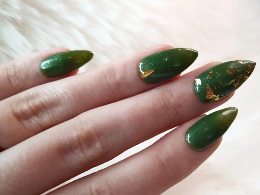 SD Press on Nails No. 57 Mother Earth - 20 Stuks - Medium Stiletto - Groen/Goud
